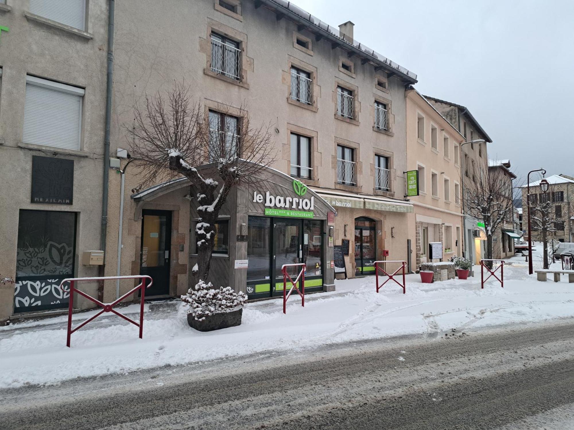 Отель Le Barriol Saint-Julien-Chapteuil Экстерьер фото